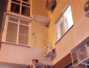 Отверстие с фасада закрыто алюминиевой решеткой  